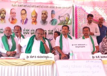 ರಿಯಲ್ ಎಸ್ಟೇಟ್ ದಂಧೆಗಾಗಿ ರೈತರ ಭೂಮಿ ಬೇಕೆ: ರೈತರ ಬದುಕಿನೊಂದಿಗೆ ಚೆಲ್ಲಾಟವಾಡಬೇಡಿ -ಖಾಲಿ ಕುರ್ಚಿ ಬಿಟ್ಟು ಡಿಕೆಶಿಗೆ ಸವಾಲು ಹಾಕಿದ ಹೆಚ್ ಡಿ ಕುಮಾರಸ್ವಾಮಿ