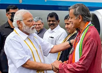 ಶಶಿ ತರೂರ್ ಮೋದಿ ಗುಣಗಾನ – ಕೈ ನಾಯಕನ ಮೋದಿ ಭಕ್ತಿ ಕಂಡು ಪವನ್ ಖೇರಾ ಕೆಂಡ: ತರೂರ್ ಕೊಟ್ಟ ತಿರುಗೇಟು ಏನು
