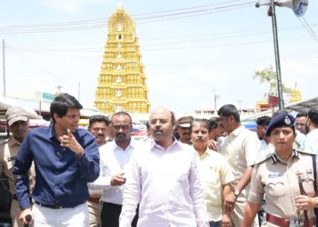 ಅಧಿಕಾರಕ್ಕಿಂತ ನಿಯಮವೇ ದೊಡ್ಡದು ಚಾಮುಂಡಿ ಬೆಟ್ಟಕ್ಕೆ ಬಂದರೂ ದರ್ಶನ ಪಡೆಯದೆ ಮರಳಿದ ಸಚಿವ ಯತೀಂದ್ರ :ಯತೀಂದ್ರ ಸಿದ್ದರಾಮಯ್ಯ ಅವರ ಸರಳತೆಗೆ ಮೈಸೂರು ಜನತೆ ಫಿದಾ
