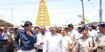 ಅಧಿಕಾರಕ್ಕಿಂತ ನಿಯಮವೇ ದೊಡ್ಡದು ಚಾಮುಂಡಿ ಬೆಟ್ಟಕ್ಕೆ ಬಂದರೂ ದರ್ಶನ ಪಡೆಯದೆ ಮರಳಿದ ಸಚಿವ ಯತೀಂದ್ರ :ಯತೀಂದ್ರ ಸಿದ್ದರಾಮಯ್ಯ ಅವರ ಸರಳತೆಗೆ ಮೈಸೂರು ಜನತೆ ಫಿದಾ
