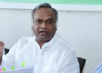 ಪೊಲೀಸ್ ನೇಮಕಾತಿ ಗೊಂದಲ- 25 ದಿನ ಉಪವಾಸ ಕೂರಲಿ, ಲಾಠಿ ಚಾರ್ಜ್ ಆಗಲಿ, ಆಮೇಲೆ ರಾಜೀನಾಮೆ ಕೊಡ್ತೀನಿ: ಸಚಿವ ಪ್ರಿಯಾಂಕ್ ಖರ್ಗೆ ಕಿಡಿ