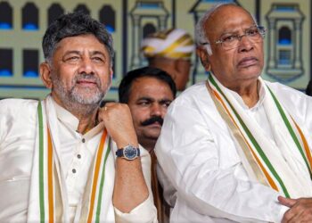 ಕೈ ಪಾಳಯದಲ್ಲಿ ಮುಗಿಯದ ಸಂಪುಟ ಪುನಾರಚನೆ ಸರ್ಕಸ್!: ಹಿರಿಯ ಸಚಿವರಿಗೆ ಕೊಕ್ ಹೊಸ ಮುಖಗಳಿಗೆ ಚಾನ್ಸ್ ದೆಹಲಿ ಪ್ರವಾಸದಲ್ಲಿ ನಿರ್ಧಾರವಾಗಲಿದೆ ಕೈ ನಾಯಕರ ಭವಿಷ್ಯ