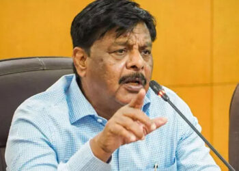 ಅಧಿಕಾರ ಸಿಕ್ಕಾಗ ಮಾತ್ರ ಪಕ್ಷ ಬೇಕೆನ್ನುವುದು ಸರಿಯಲ್ಲ: ಅತೃಪ್ತ ಶಾಸಕರಿಗೆ ಸಿದ್ಧಾಂತದ ಪಾಠ ಮಾಡಿದ ಎಚ್ ಸಿ ಮಹದೇವಪ್ಪ