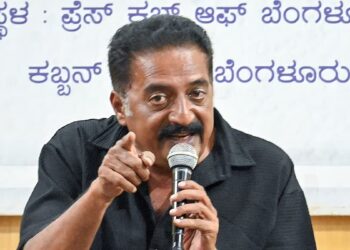 ಮೂಲಭೂತ ಹಕ್ಕಿಗಾಗಿ ನಮ್ಮನ್ನು ಭಿಕ್ಷೆ ಬೇಡಿಸಬೇಡಿ: ವಲಸೆ ಹೋದ ಬಡವರು ಮಂಗಳ ಗ್ರಹಕ್ಕೇನೂ ಹೋಗಿಲ್ಲ – ಚುನಾವಣಾ ಆಯೋಗದ ಎಸ್‌ಐಆರ್ ವಿರುದ್ಧ ನಟ ಪ್ರಕಾಶ್ ರಾಜ್ ಆಕ್ರೋಶ