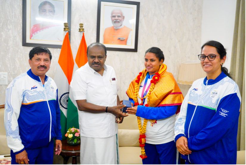 hd-kumaraswamy-honours-para-athlete-shilpa-k-shaila-commonwealth-games-bronze-medalist