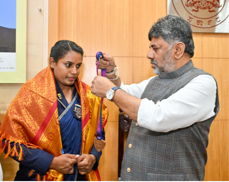 ks-shilpa-wins-bronze-para-shotput-commonwealth-games-2026-dk-shivakumar-honors