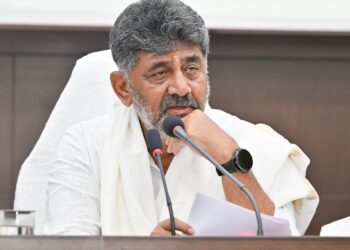 ಅಹಿಂದ ಕಾಂಗ್ರೆಸ್ ನ ಸ್ವತ್ತು,ವಿಪಕ್ಷಗಳು ಯಾವ ಬಾಂಬ್ ಬೇಕಾದರೂ ಸಿಡಿಸಲಿ, ನಾನು ಆತುರದಲ್ಲಿಲ್ಲ: ಪ್ರಿಯಾಂಕ್ ಖರ್ಗೆ ಪರ ಡಿಕೆ ಶಿವಕುಮಾರ್ ಬ್ಯಾಟಿಂಗ್