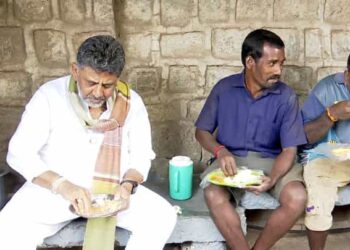 ಯಶವಂತಪುರ ಎಪಿಎಂಸಿ ಮಾರುಕಟ್ಟೆಗೆ ದಿಢೀರ್ ಭೇಟಿ: ಕಾರ್ಮಿಕರ ಜೊತೆ ಕುಳಿತು ಇಡ್ಲಿ ಸವಿದ ಡಿಕೆಶಿ