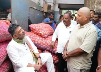 ಹೆದರ್ಕೋಬೇಡ ಎಷ್ಟು ಕೊಡ್ತಾರೆ ಹೇಳು,ಅಧಿಕಾರದ ಬಿಗುಮಾನ ಬದಿಗಿಟ್ಟು ಈರುಳ್ಳಿ ಮೂಟೆ ಮೇಲೆ ಕುಳಿತ ಡಿಕೆಶಿ: ಅನ್ನದಾತನ ಕಣ್ಣೀರಿಗೆ ಕರಗಿದ ನಾಯಕ