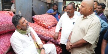 ಹೆದರ್ಕೋಬೇಡ ಎಷ್ಟು ಕೊಡ್ತಾರೆ ಹೇಳು,ಅಧಿಕಾರದ ಬಿಗುಮಾನ ಬದಿಗಿಟ್ಟು ಈರುಳ್ಳಿ ಮೂಟೆ ಮೇಲೆ ಕುಳಿತ ಡಿಕೆಶಿ: ಅನ್ನದಾತನ ಕಣ್ಣೀರಿಗೆ ಕರಗಿದ ನಾಯಕ