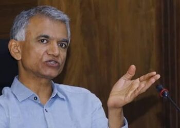 ನಗರ ಗಬ್ಬೆದ್ದು ನಾರುತ್ತಿದ್ದರೂ ಖಾಯಂ ಉದ್ಯೋಗ ಬೇಕೆ? ಕೆಲಸಕ್ಕೆ ಬಾರದವರಿಗೆ ಸರ್ಕಾರಿ ಭಾಗ್ಯವೇಕೆ? :ಪೌರಕಾರ್ಮಿಕರ ಬೇಡಿಕೆಗೆ ಸಚಿವ ಕೃಷ್ಣಬೈರೇಗೌಡ ಬ್ರೇಕ್-ಸಚಿವರ ಆಕ್ರೋಶಕ್ಕೆ ಉದ್ಯಮಿ ಕಿರಣ್ ಮಜುಂದಾರ್ ಶಾ ಬೆಂಬಲ