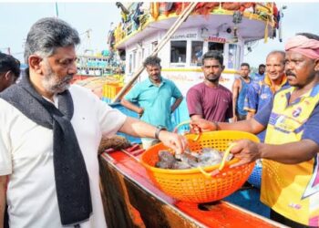 ಇವರ ಸೆಕ್ಯೂರಿಟಿ ಯಾವನಿಗೆ ಬೇಕು ಕರಾವಳಿ ಮೀನುಗಾರರ ಪರ ನಿಂತ ಡಿ ಕೆ ಶಿವಕುಮಾರ್: ಜನರ ಹೊಟ್ಟೆಪಾಡಿಗೆ ಕಲ್ಲು ಹಾಕಿದ ಅಧಿಕಾರಿಯನ್ನು ಸಸ್ಪೆಂಡ್ ಮಾಡಲು ಸಿಎಂ ಖಡಕ್ ಸೂಚನೆ