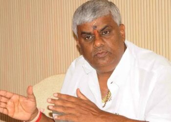 ಸರ್ಕಾರ ದಿವಾಳಿಯಾಗಿದ್ದರೆ ನನ್ನ 10 ಎಕರೆ ಜಮೀನು ತಗೊಳ್ಳಿ: ಸಚಿವ ಬಾಲಕೃಷ್ಣ ಸವಾಲಿಗೆ ಹೆಚ್ ಡಿ ರೇವಣ್ಣ ಖಡಕ್ ಪ್ರತ್ಯುತ್ತರ