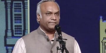 ಚುನಾವಣಾ ಆಯೋಗ ಬಿಜೆಪಿಯ ಚುನಾವಣಾ ಮೋರ್ಚಾವೇ? ಸಿಇಸಿ ಜ್ಞಾನೇಶ್ ಕುಮಾರ್ ಅವರನ್ನು ಎಲ್ಲಿ ಬಚ್ಚಿಟ್ಟಿದ್ದೀರಿ :ಆಯೋಗದ ವಕ್ತಾರನಂತೆ ಬಿಜೆಪಿ ವರ್ತನೆ ಏಕೆ? ಚುನಾವಣಾ ಆಯೋಗದ ವಿಶ್ವಾಸಾರ್ಹತೆ ಪ್ರಶ್ನಿಸಿದ ಖರ್ಗೆ