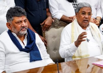 ಸಿದ್ದರಾಮಯ್ಯ ರಾಜೀನಾಮೆ ಹಿಂದೆ ನಿಗೂಢ ಸ್ಟಿಂಗ್ ಆಪರೇಷನ್? :ಅಹಿಂದ ನಾಯಕನ ಮೌನ  ಮೌನವೇಕೆ ಇದು ಸಮ್ಮತಿಯೇ ಅಥವಾ ಅಸಹಾಯಕತೆಯೇ!
