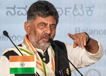 ದಸರಾ ಜಂಬೂ ಸವಾರಿಯಲ್ಲಿ ಹೈಡ್ರಾಮಾ: ಸಚಿವರ ಮೈ ಮುಟ್ಟಿದ ಪೊಲೀಸರಿಗೆ ಸಿಎಂ ತನಿಖೆಯ ಬಿಸಿ- ದಲಿತ ಸಚಿವರಿಗೆ ಅಪಮಾನ ಎಂದು ಗುಡುಗಿದ ಬಿಜೆಪಿ ನಾಯಕರು