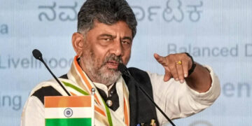 ದಸರಾ ಜಂಬೂ ಸವಾರಿಯಲ್ಲಿ ಹೈಡ್ರಾಮಾ: ಸಚಿವರ ಮೈ ಮುಟ್ಟಿದ ಪೊಲೀಸರಿಗೆ ಸಿಎಂ ತನಿಖೆಯ ಬಿಸಿ- ದಲಿತ ಸಚಿವರಿಗೆ ಅಪಮಾನ ಎಂದು ಗುಡುಗಿದ ಬಿಜೆಪಿ ನಾಯಕರು