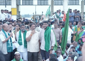 darshan-puttannaiah-farmers-protest-gananguru-toll-highway-blockade-sugarcane-milk-price-loan-waiver