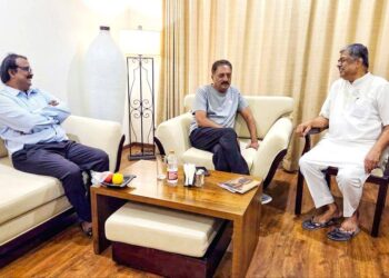 ಸಿದ್ಧಾಂತಗಳ ಸಂಗಮವೋ ಅಥವಾ ಹೊಸ ಚಳವಳಿಯ ಆರಂಭವೋ?: ಮೋದಿ ಸರ್ಕಾರದ ವಿರುದ್ಧ ಜಂಟಿ ರಣತಂತ್ರ ರೂಪಿಸಿದ ಹರಿಪ್ರಸಾದ್ ಮತ್ತು ಪ್ರಕಾಶ್ ರಾಜ್